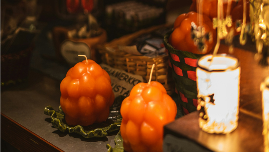 Des bougies allumés, un pannier en osier sur une table.